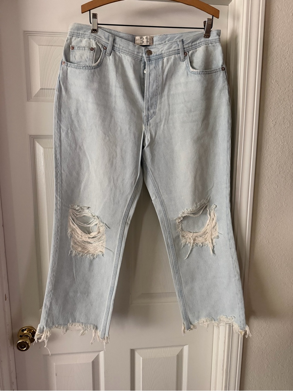 We The Free Light Wash Distressed Cropped Jeans